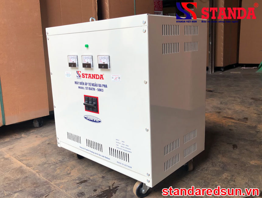 Ảnh máy biến áp tự ngẫu Standa 50KVA dải 380V - 220V -200V mặt nghiêng của máy 